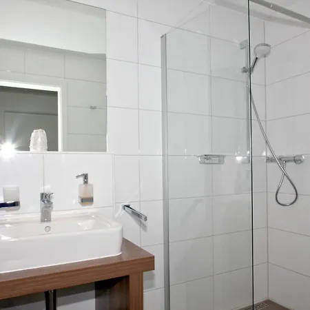 Mit Meerblick Und Balkon, Gratis Nutzung Vom Ahoi Erlebnisbad Und Sauna In Sellin - Meeresblick 64 * גוהרן